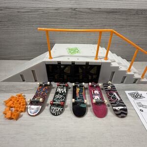 Tech Deck / Grip & Tricks Ramp Half Pipe Graffiti with boards